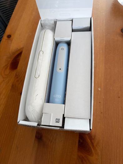 Oral-B iO3 Electric Toothbrushes Adults, 1 Toothbrush Head & Travel Case, 3 Modes With Teeth Whitening