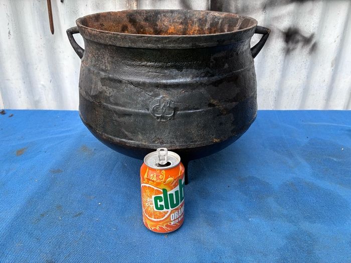 Very heavy metal skillet pot
