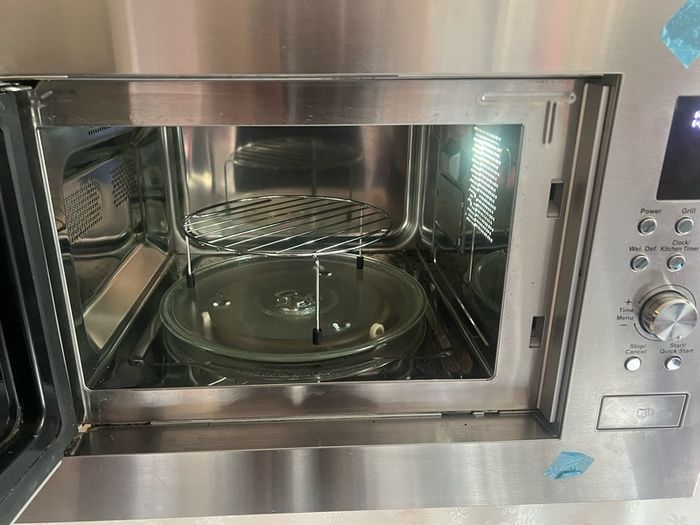 Microwave Oven With Grill