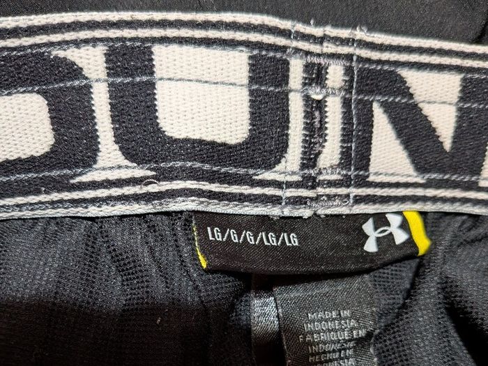 Under Armour mens shorts - size L