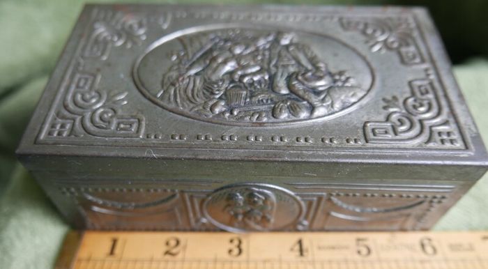 Vintage 1930 s Tin For State Express. Ornate Vintage State Express 333 Metal Tin With Wood Lining