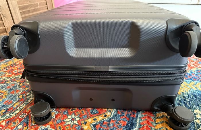 It luggage suitcase medium