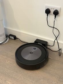 iRobot Roomba j7 Robot Vacuum Smart Obstacle Avoidance Excellent Condition