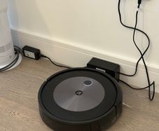 iRobot Roomba j7 Robot Vacuum Smart Obstacle Avoidance Excellent Condition