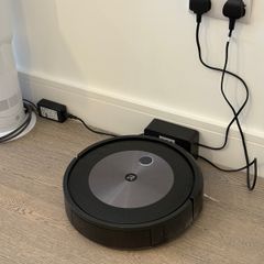 iRobot Roomba j7 Robot Vacuum Smart Obstacle Avoidance Excellent Condition
