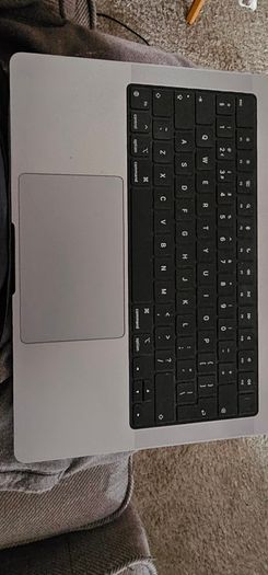 Apple MacBook Pro 14" M1 Pro 32GB + 2x 4k Monitors + 2x Logitech MX Keys and MX Master mouse.