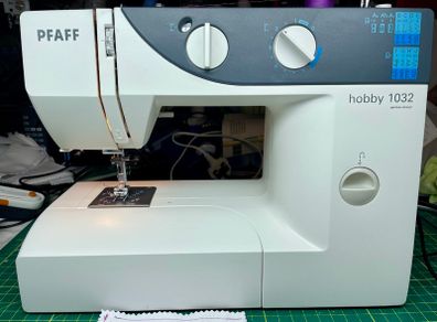 PFAFF hobby 1032 Sewing Machine - Just serviced - like new