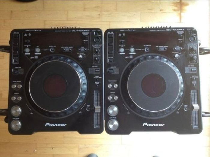 2 x Pioneer cdj 1000 mk3 and flight case