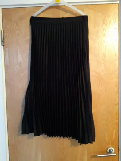 New  Look Plain Pleated  Black Skirt. S.12. B.N.W.T.