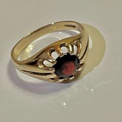 9ct Gold Garnet Ring