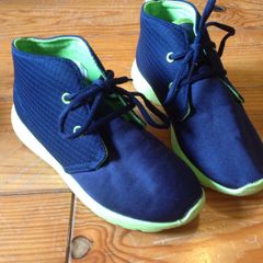 BNWOT Lightweight Navy Shoes Size 1 (33)