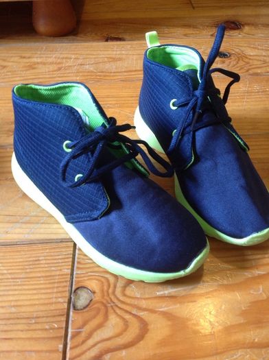 BNWOT Lightweight Navy Shoes Size 1 (33)