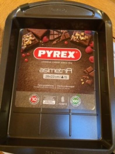 Pyrex baking tin. 28 x 22cm.New