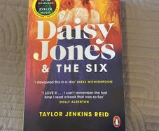 Book: Daisy Jones & The Six