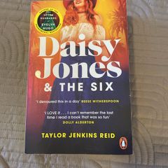 Book: Daisy Jones & The Six