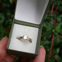9ct Yellow Gold  Zirconia  Dress Ring 2,4g