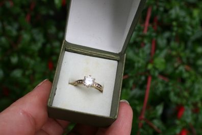 9ct Yellow Gold  Zirconia  Dress Ring 2,4g
