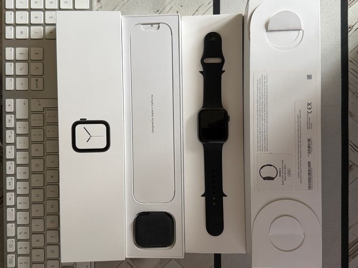 Apple Watch Series 4  44mm  Space Grey  Excellent Condition