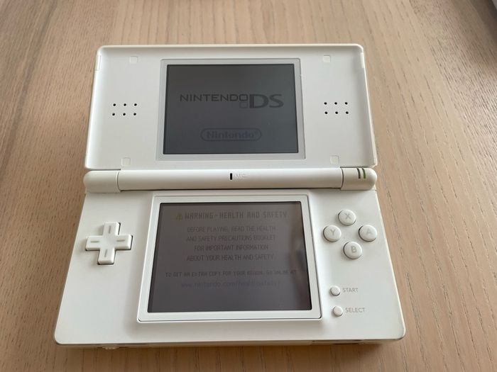 Modded Nintendo ds lite crystal white USG 001 boxed with manual with Flash Card 8gb with Games and retro games pokemon