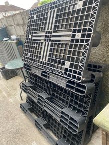 4 Plastic pallets