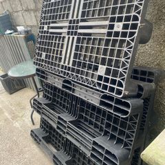 4 Plastic pallets