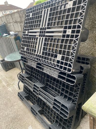 4 Plastic pallets