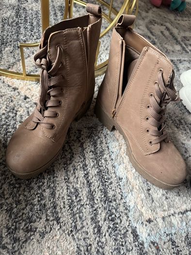 Women boots / shoes runners