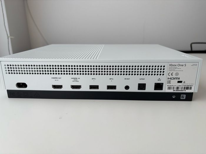 Xbox One S 1TB + Controller (stick drift)