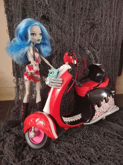 : Monster High Ghoulia Yelps & Scooter Playset