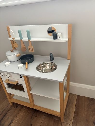 kids play kitchen