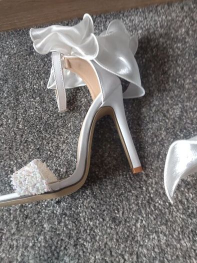 new white amazing heels with bow size UK 2