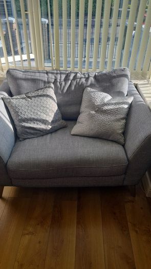 couch 5 months old like new paid 4000 for it now my mam wants a new one