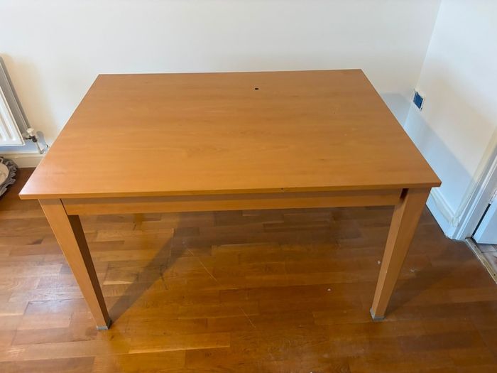 Extendable dining table