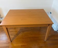 Extendable dining table