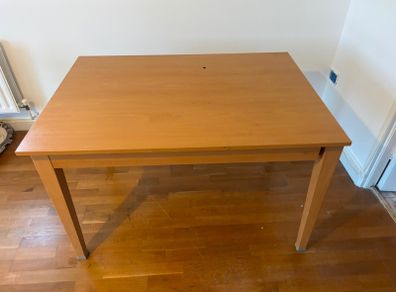 Extendable dining table