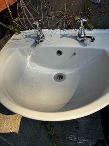 Bathroom sink and pedastal