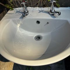 Bathroom sink and pedastal