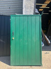 Side Gate