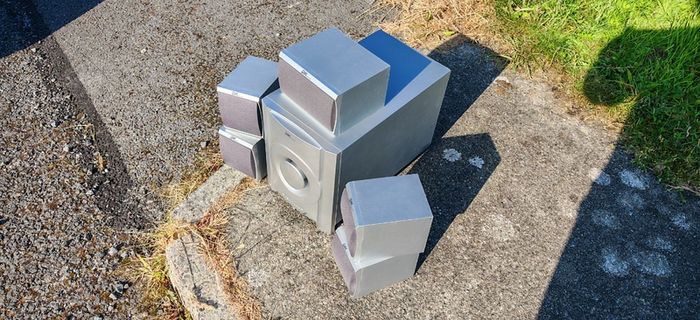 Free acoustic speakers