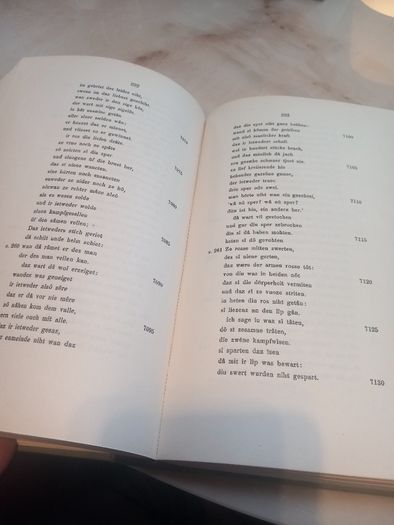 Hardback of Iwein poetry by Hartmann von Aue, in German, D18 post 8e