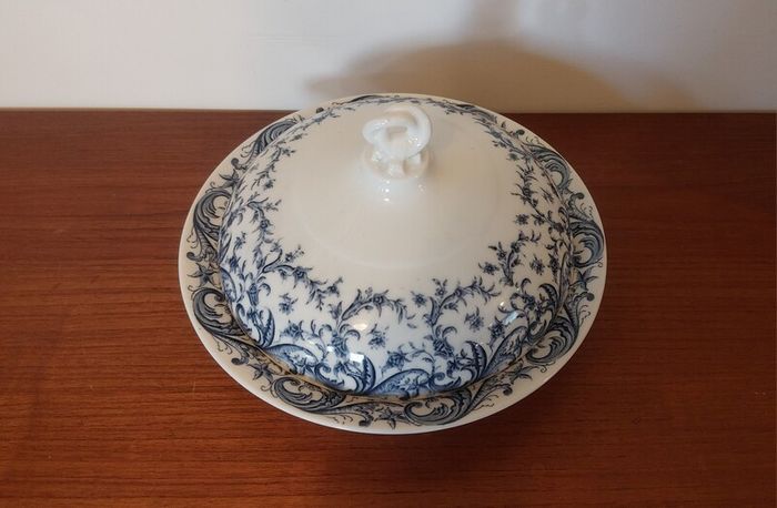 Fabulous Antique Blue and White Lidded Muffin Dish by Royal Worcester in a Beautiful Acanthus Leaf Pattern, Dated 1901, See Condition Report