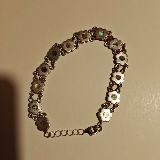 silver bracelet with mother of pearl in little flowers