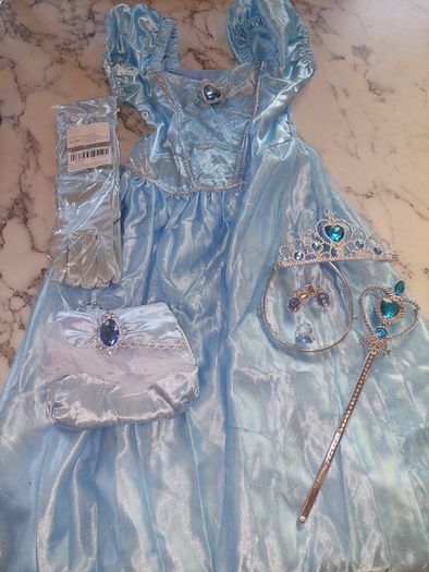 Girls costume Princess ( cinderella style) age 6 to 8