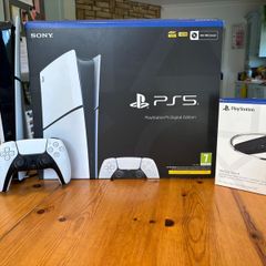 ps 5 slim (mint condition) with vertical stand