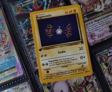 Magnemite ! FIRST EDITION ! Rare Near Mint Condition ! from Team Rocket Set ! 2000 ! Pokemon Card !