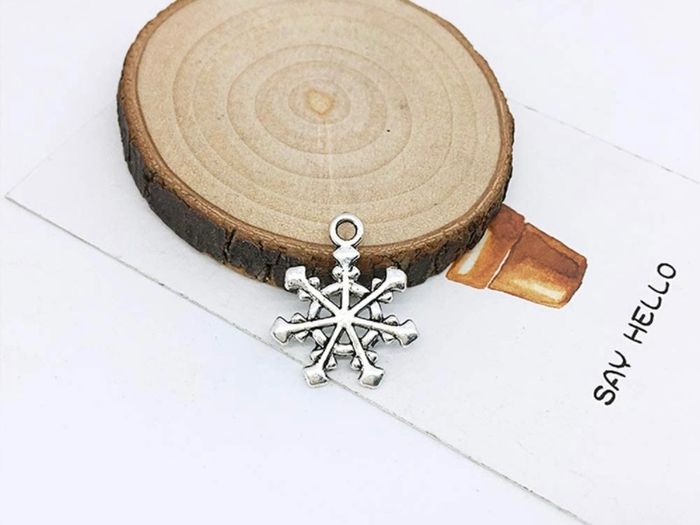 Snowflake Charm, 70 Pieces Mixed Snowflake Pendants Antique Silver Snowflake Charms Christmas Jewelry Making (FREE POSTAGE)