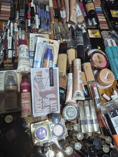 Wholesale Cosmetics Lot: 850 Pieces, Mixed Brands