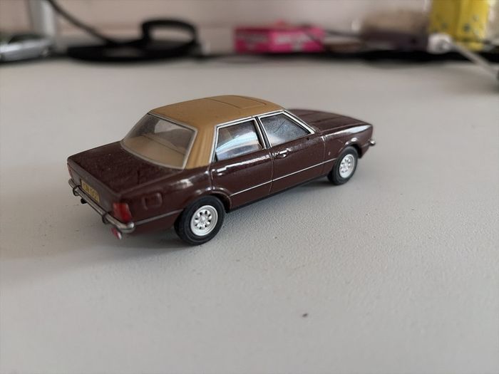 Vanguards Ford Cortina Mk4
