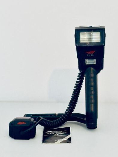 Centon FH-95 Interchangeable Dedicated Flash Kit with Bracket, Handle & Manual