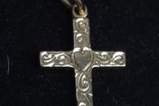 Vintage 9ct Gold Engraved Cross Pendant Sheffield Hallmarked 1.31g